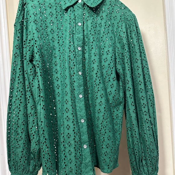 Icone puff-sleeve anglaise shirt. Green. Snap buttons. From Simon’s. - Picture 2 of 5
